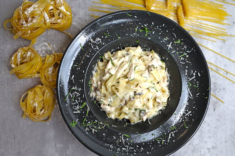 Creamy fettuccine alfredo pasta